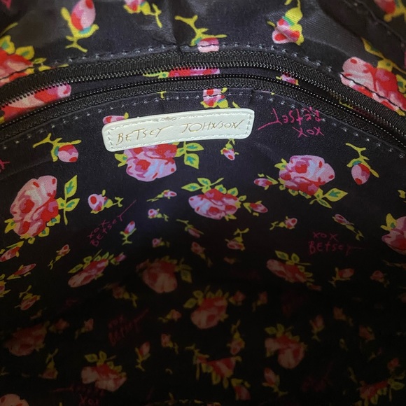 Betsey Johnson White Heart Embossed Shoulder Bag - AS IS 👌 - Picture 6 of 10